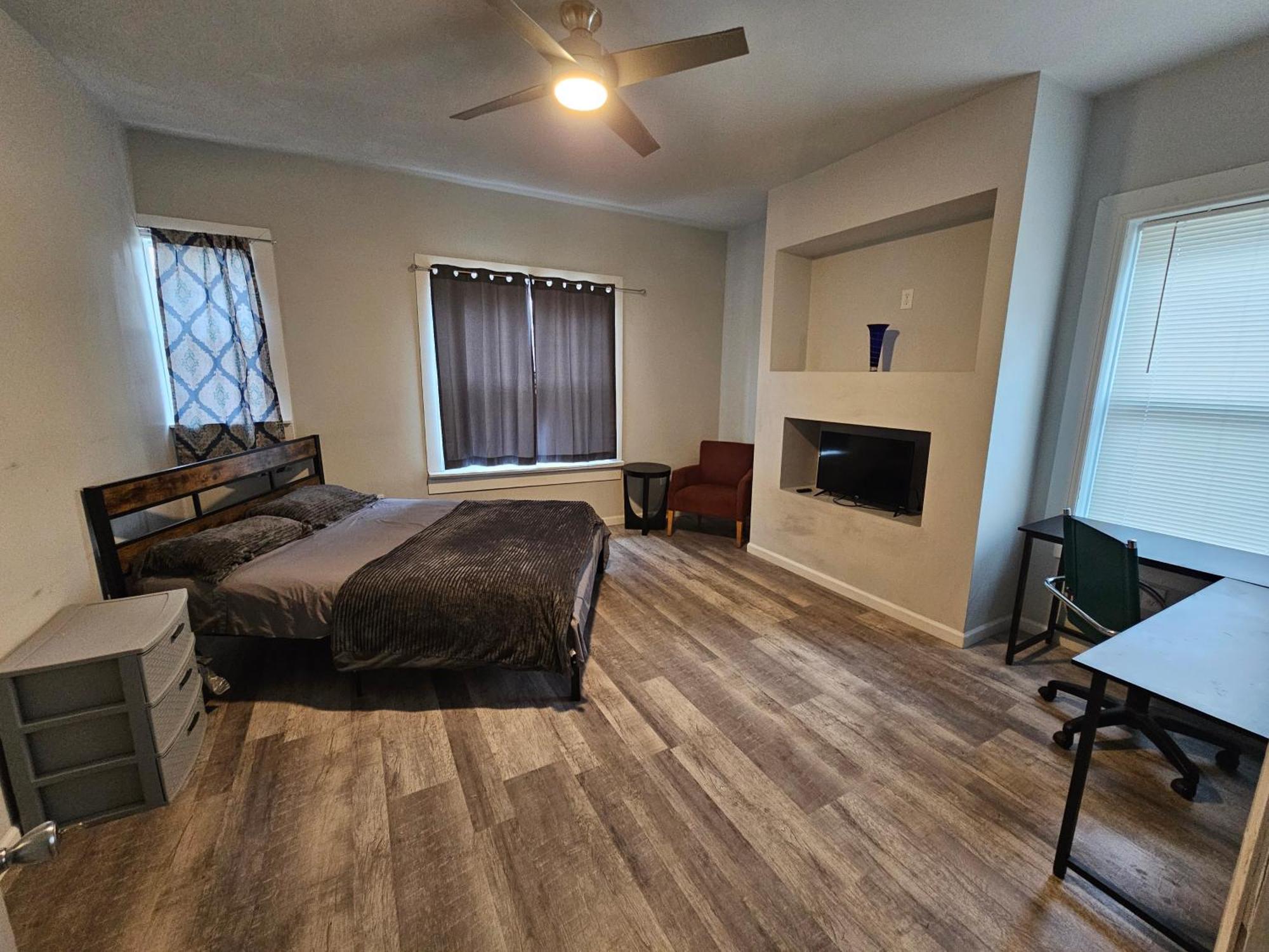 Chamberlain Manor Rooms *